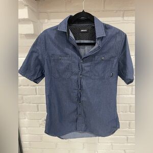 DKNY Men’s Short Sleeve “denim” Chambray Solid Blue Button Down Shirt Size Small